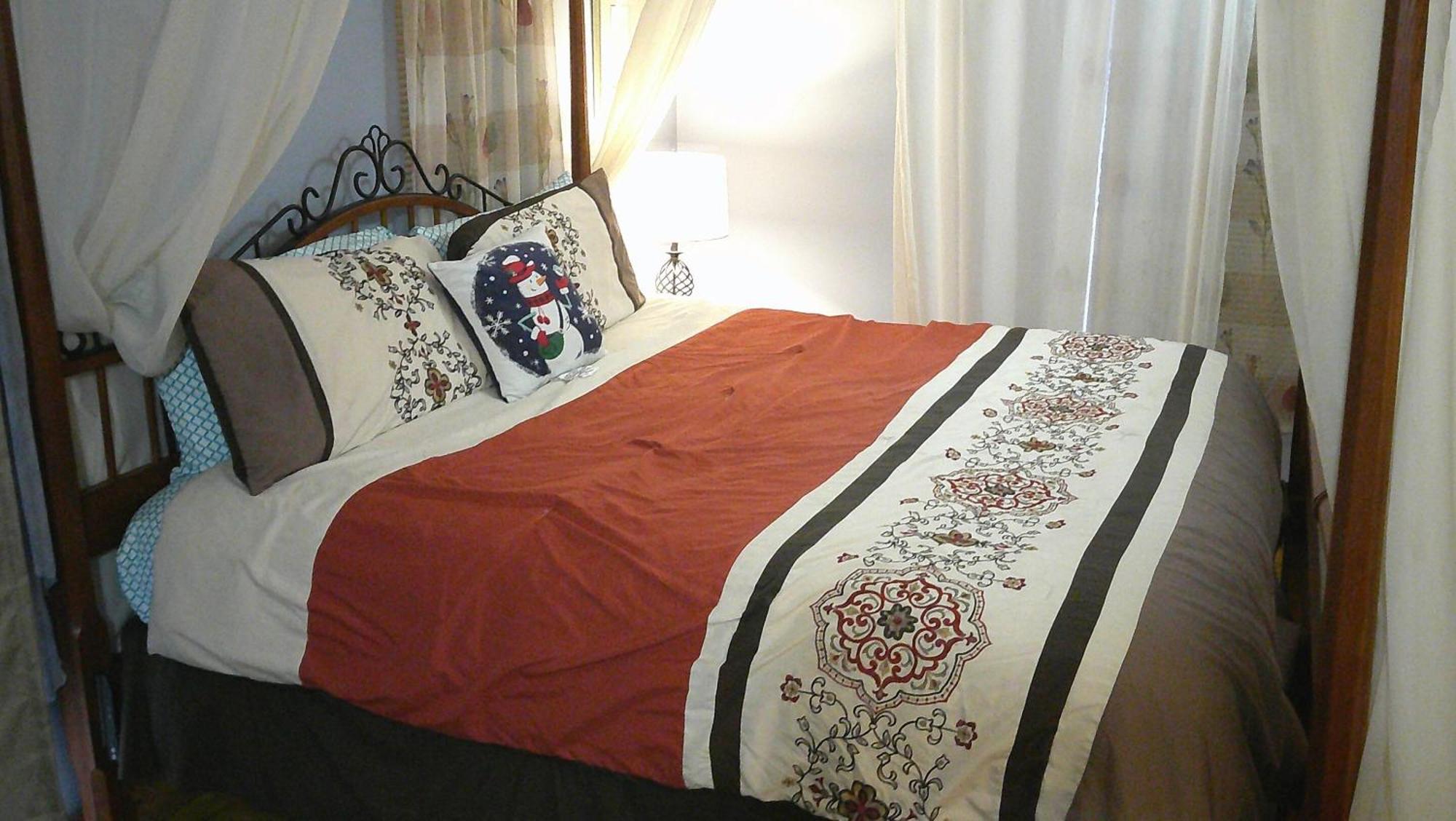 Lil Black Bear Inn Nashville Room photo