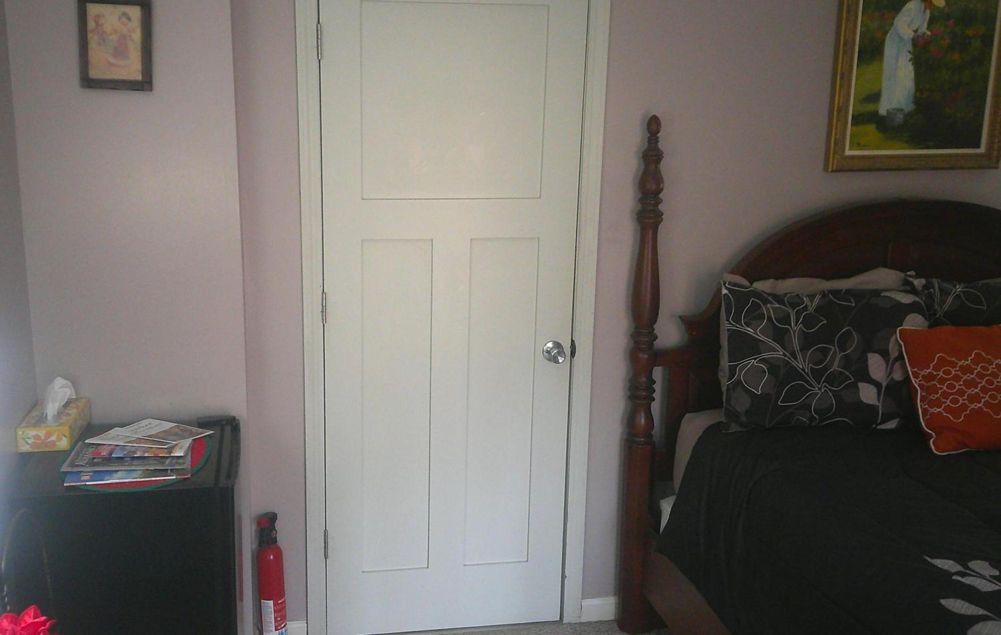 Lil Black Bear Inn Nashville Room photo