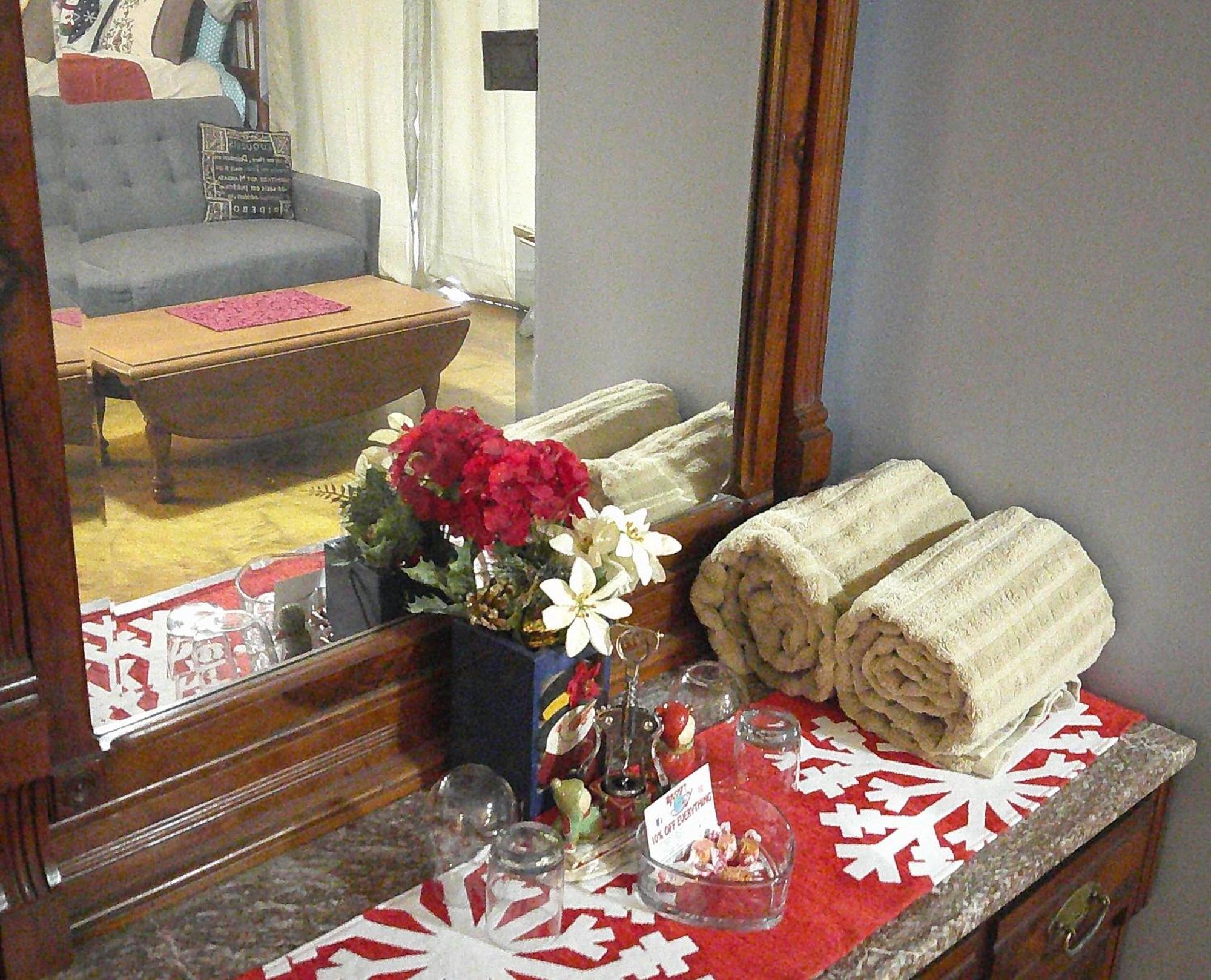 Lil Black Bear Inn Nashville Room photo